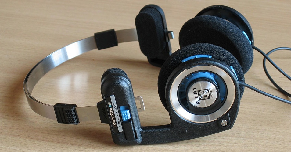 KOSS Porta pro na stole